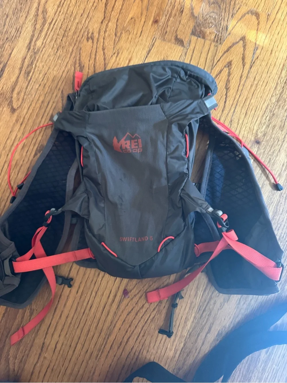 Lightweight Men's Running Vest Pack in Gray with Coral Accents